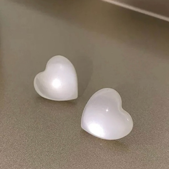 Pearlescent Heart Opalescent Luminescent Flirty Feminine Girly Love Romance Stud - Picture 5 of 7